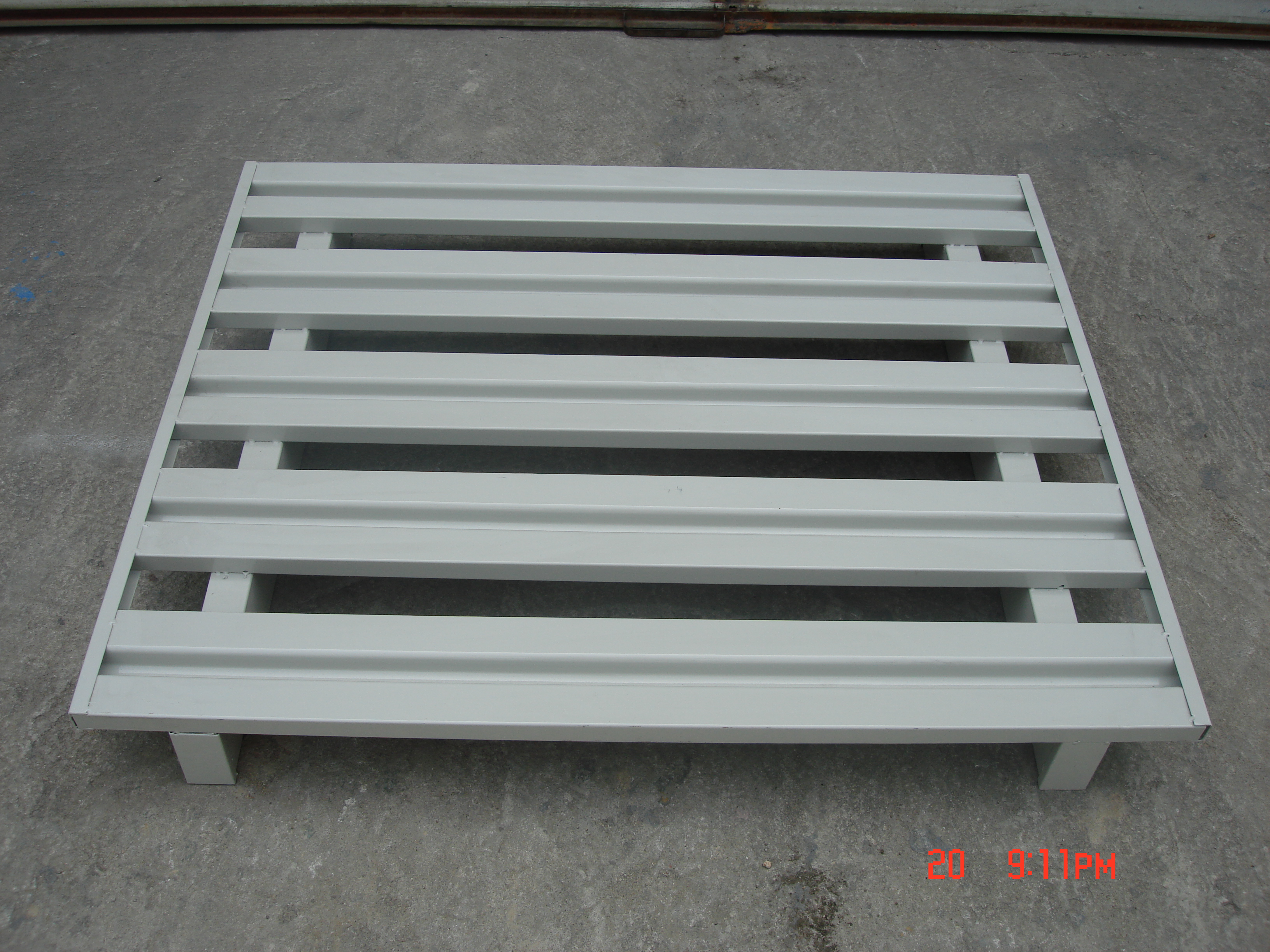 Warehouse steel pallet manufacturer | Metal pallets for shelving | Customized storage cages/stacking racks